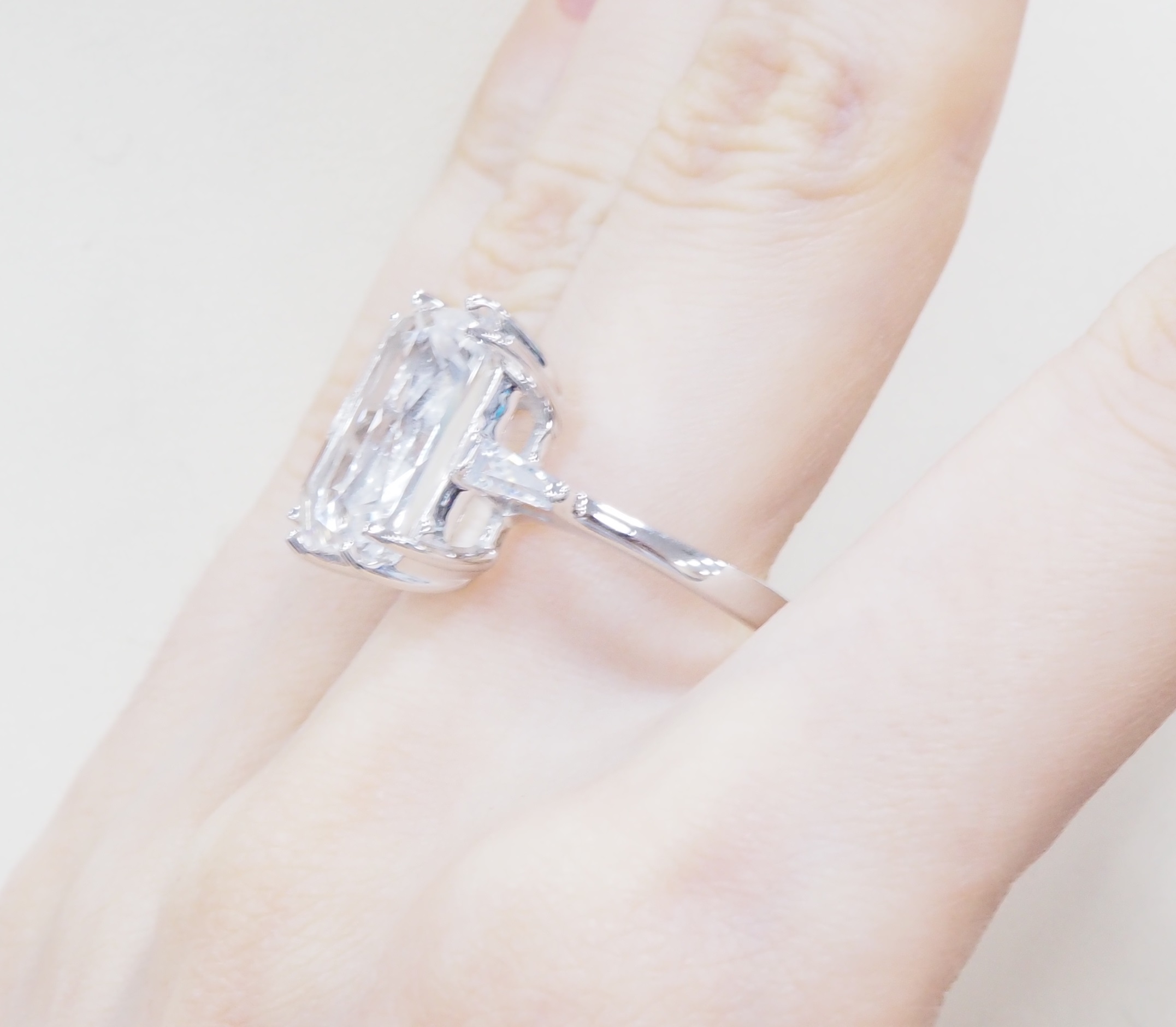 Серебряное кольцо 925 пробы; вставки 1 Хрусталь Горный; 2 Фианит бесцв.;